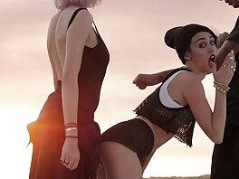 Yksi ilmaiset porno video kaveri ja kaksi sidottua tuhma poikasia