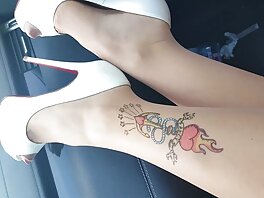 Kulissien takana ilmais porno Skinin kanssa